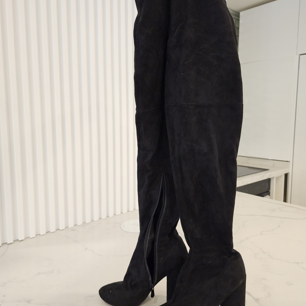Elegant Black Suede Knee-High Boots